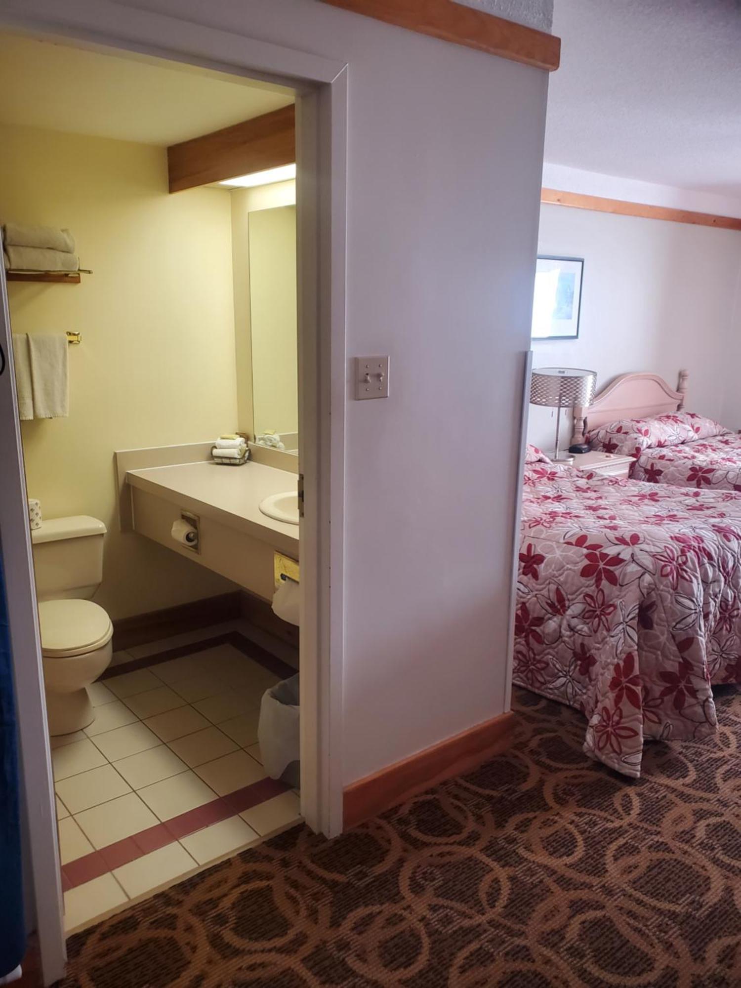 Granite Town Hotel Saint George Екстериор снимка